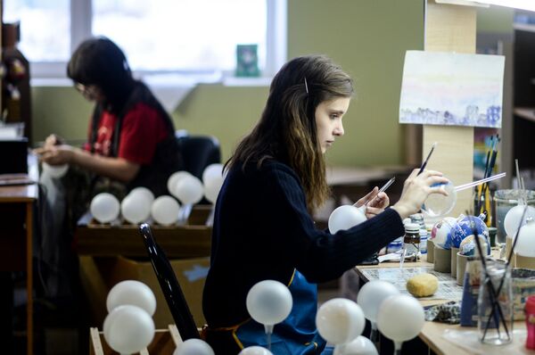 Taller de juguetes navideños en Veliki Nóvgorod, Rusia - Sputnik Mundo