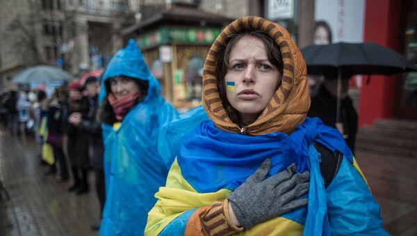 Una chica con la bandera de Ucrania (archivo) - Sputnik Mundo