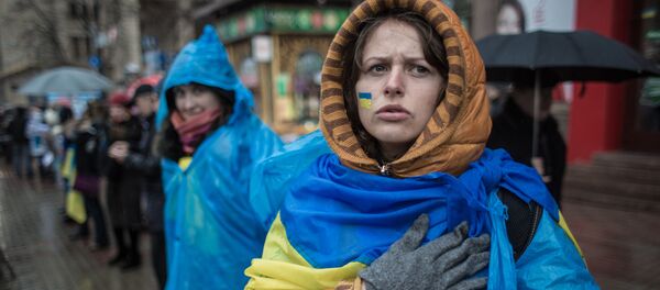 Una chica con la bandera de Ucrania (archivo) - Sputnik Mundo