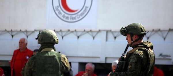 Militares rusos patrullan el convoy humanitario en Guta Oriental - Sputnik Mundo