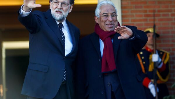 El presidente del Gobierno español, Mariano Rajoy con su homólogo portugués, António Costa El presidente del Gobierno español, Mariano Rajoy con su homólogo portugués, António Costa - Sputnik Mundo
