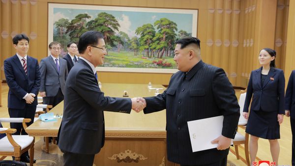 El representante de la delegación especial de Corea del Sur y el líder de Corea del Norte, Kim Jong-un El representante de la delegación especial de Corea del Sur y el líder de Corea del Norte, Kim Jong-un - Sputnik Mundo