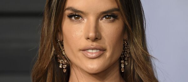 Alessandra Ambrosio, supermodelo brasileña - Sputnik Mundo