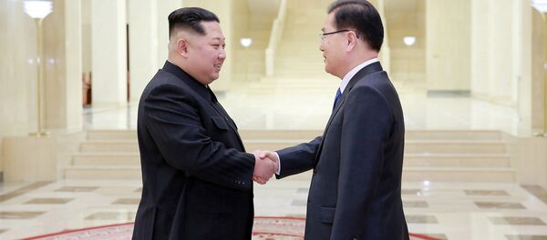 El líder norcoreano, Kim Jong-un, estrecha la mano a Chung Eui-yong, asesor de seguridad surcoreano - Sputnik Mundo