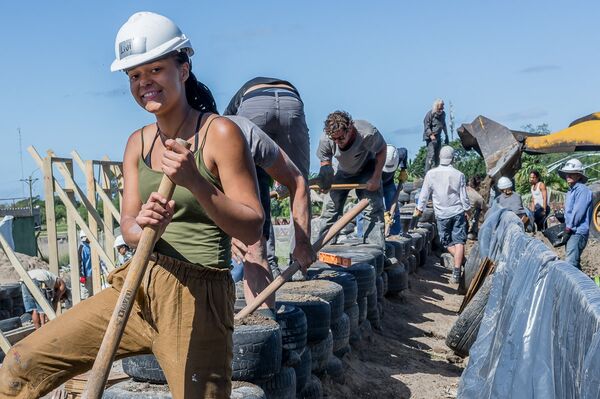 Estudiantes en la obra de la escuela sustentable de Mar Chiquita Argentina - Sputnik Mundo