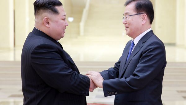 El principal asesor de seguridad del presidente surcoreano, Chung Eui-yong, y el líder de Corea del Norte, Kim Jong-un El principal asesor de seguridad del presidente surcoreano, Chung Eui-yong, y el líder de Corea del Norte, Kim Jong-un - Sputnik Mundo