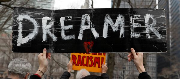 Una manifestante sostiene un cartel con la palabra soñador durante las protestas a favor de DACA en EEUU - Sputnik Mundo