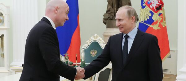 Vladímir Putin, presidente de Rusia (drcha.), y Gianni Infantino, presidente de la FIFA (izda.), en el Kremlin de Moscú - Sputnik Mundo