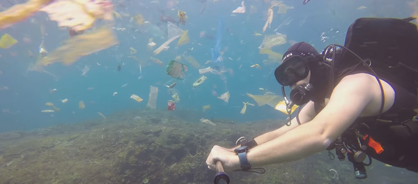 Un buzo se sumerge en un espantoso océano de basura en Indonesia - Sputnik Mundo