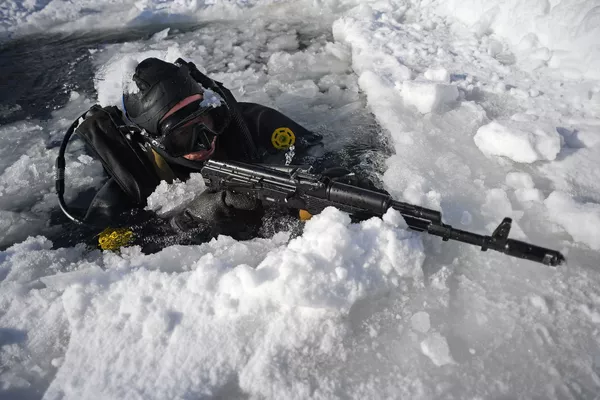 Bajo agua y hielo: así se entrenan los submarinistas de la Guardia Nacional de Rusia Bajo agua y hielo: así se entrenan los submarinistas de la Guardia Nacional de Rusia - Sputnik Mundo