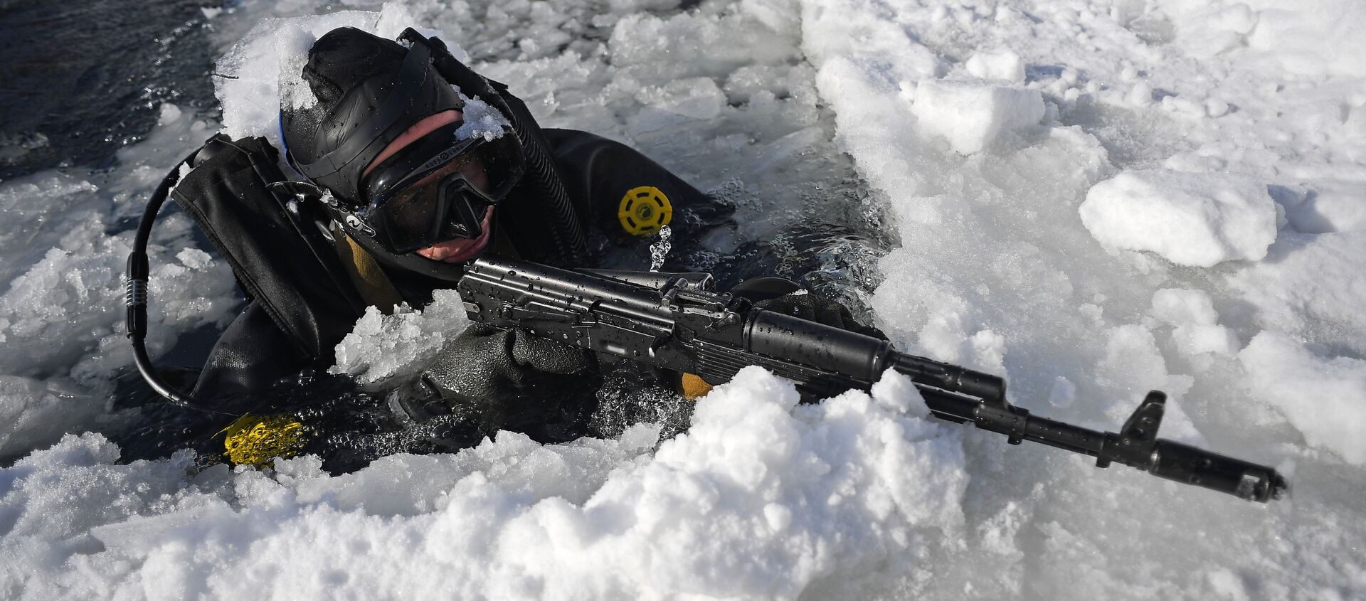 Bajo agua y hielo: así se entrenan los submarinistas de la Guardia Nacional de Rusia - Sputnik Mundo, 1920, 09.03.2018