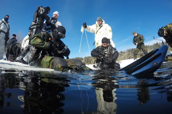 Bajo agua y hielo: así se entrenan los submarinistas de la Guardia Nacional de Rusia Bajo agua y hielo: así se entrenan los submarinistas de la Guardia Nacional de Rusia - Sputnik Mundo