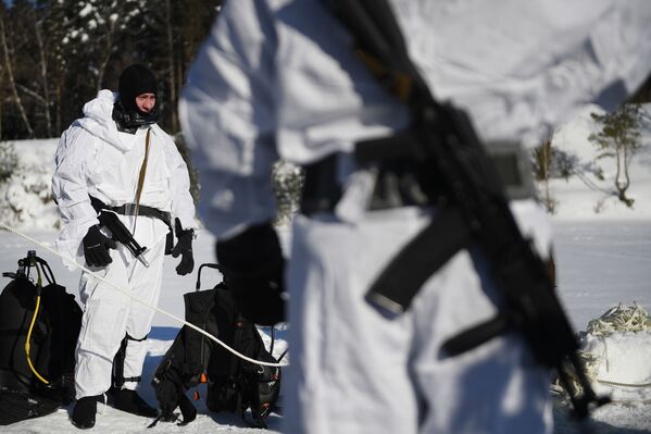 Bajo agua y hielo: así se entrenan los submarinistas de la Guardia Nacional de Rusia - Sputnik Mundo