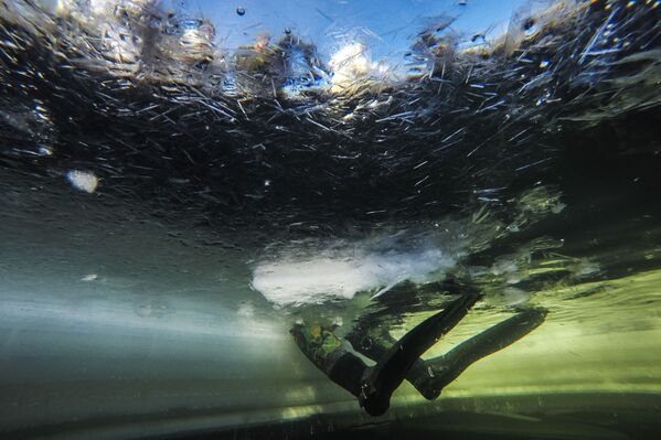 Bajo agua y hielo: así se entrenan los submarinistas de la Guardia Nacional de Rusia - Sputnik Mundo