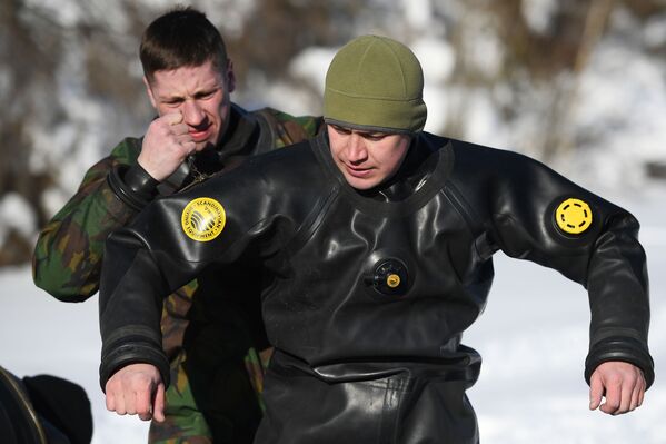 Bajo agua y hielo: así se entrenan los submarinistas de la Guardia Nacional de Rusia - Sputnik Mundo