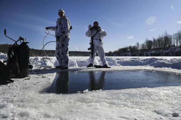 Bajo agua y hielo: así se entrenan los submarinistas de la Guardia Nacional de Rusia - Sputnik Mundo