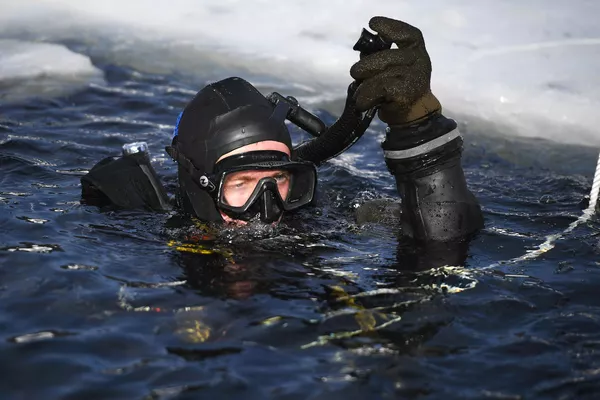 Bajo agua y hielo: así se entrenan los submarinistas de la Guardia Nacional de Rusia Bajo agua y hielo: así se entrenan los submarinistas de la Guardia Nacional de Rusia - Sputnik Mundo