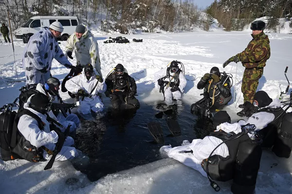 Bajo agua y hielo: así se entrenan los submarinistas de la Guardia Nacional de Rusia Bajo agua y hielo: así se entrenan los submarinistas de la Guardia Nacional de Rusia - Sputnik Mundo