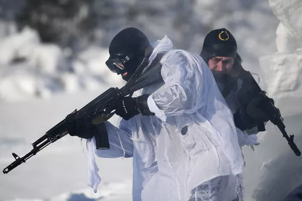 Bajo agua y hielo: así se entrenan los submarinistas de la Guardia Nacional de Rusia Bajo agua y hielo: así se entrenan los submarinistas de la Guardia Nacional de Rusia - Sputnik Mundo