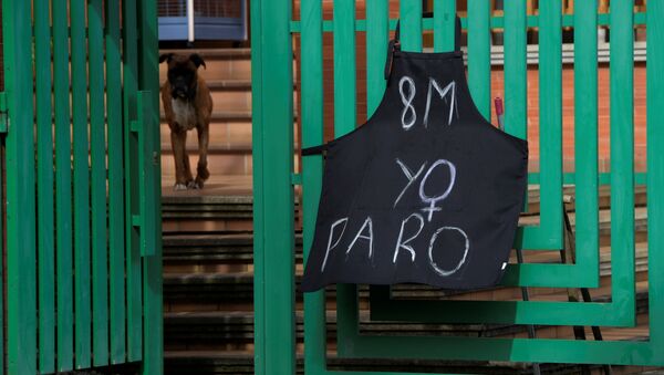 Un delatal con el manifiesto 8-M Yo paro - Sputnik Mundo