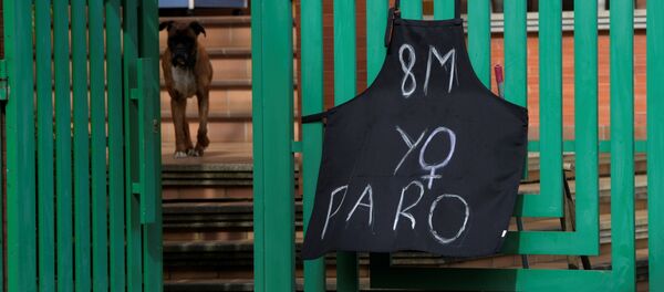 Un delatal con el manifiesto 8-M Yo paro - Sputnik Mundo