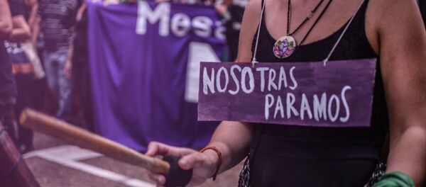 Una mujer durante el paro del 8 de marzo de 2017, por el Día Internacional de la Mujer en Santa Fe, Argentina - Sputnik Mundo