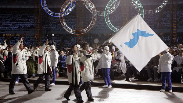 Los deportistas con la bandera de la península de Corea - Sputnik Mundo