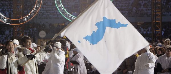 Los deportistas con la bandera de la península de Corea - Sputnik Mundo