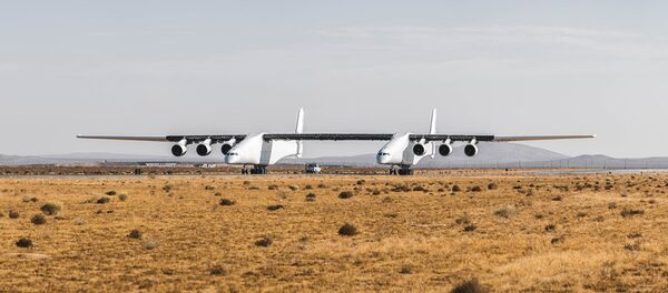El Stratolaunch estacionado en California - Sputnik Mundo