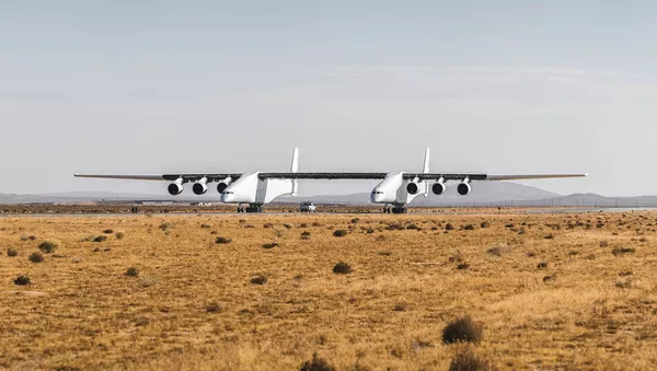 El Stratolaunch estacionado en California - Sputnik Mundo