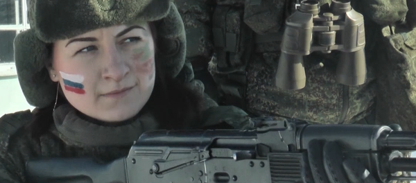 Las intrépidas soldados rusas enseñan sus pericias en un torneo de Maquillaje de Camuflaje - Sputnik Mundo