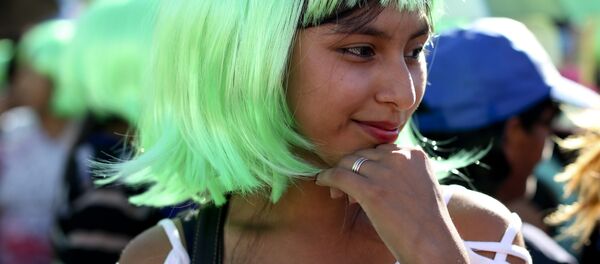 Una joven argentina con una peluca verde en la marcha del Día Internacional de la Mujer - Sputnik Mundo