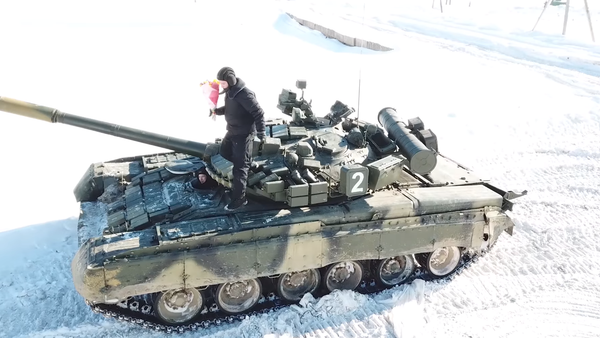 Militares rusos rinden homenajes a las mujeres del país el 8 de marzo - Sputnik Mundo