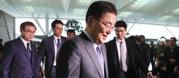 El consejero de seguridad nacional de Corea del Sur, Chung Eui-yong (centro) y el jefe de espionaje Suh Hoon (izqd.), miembros de la delegación surcoreana - Sputnik Mundo