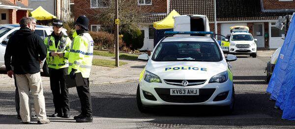 La Policía británica cerca de la casa de exespía Serguéi Skripal - Sputnik Mundo