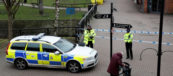 La Policía británica cerca de la casa de exespía Serguéi Skripal - Sputnik Mundo