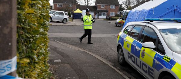 La Policía británica cerca de la casa de exespía Serguéi Skripal - Sputnik Mundo