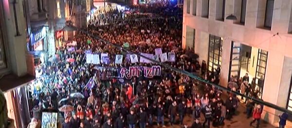 Las mujeres salen a la calle para reclamar sus derechos - Sputnik Mundo