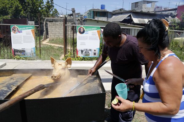 Cubanos preparan caldosa en la calle por el cumpleaños 85 de Fidel Castro - Sputnik Mundo
