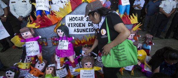 Activistas confeccionaron muñecas para recordar las 41 niñas muertas en el incendio - Sputnik Mundo