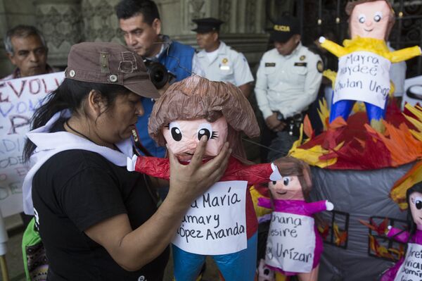 Las muñecas representan a las 41 niñas guatemaltecas que fallecieron en el incendio  - Sputnik Mundo