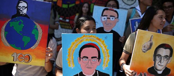 Estudiantes de escuelas católicas con los retratos del obispo salvadoreño Oscar Arnulfo Romero - Sputnik Mundo