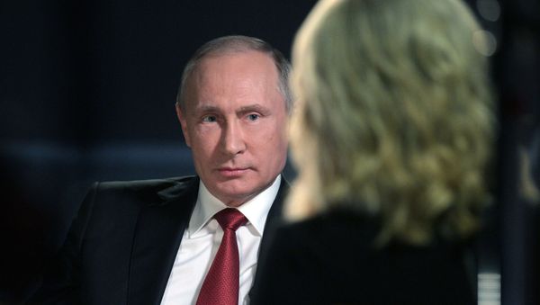 El presidente de Rusia, Vladímir Putin durante la entrevista con la cadena televisiva estadounidense NBC El presidente de Rusia, Vladímir Putin durante la entrevista con la cadena televisiva estadounidense NBC - Sputnik Mundo