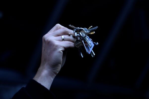 Un manifestante hace sonar las llaves durante una protesta llamada Defendamos la decencia en Eslovaquia en Bratislava - Sputnik Mundo