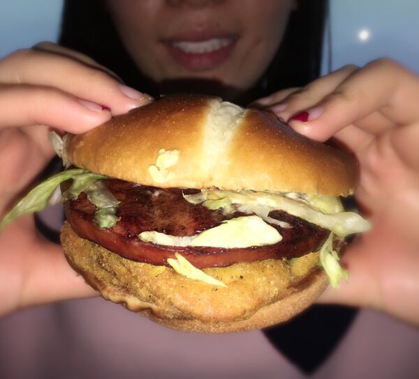 Una hamburguesa rusa en un McDonalds chino - Sputnik Mundo