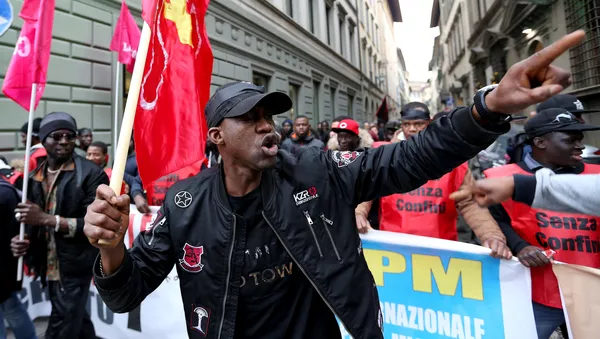 Marcha antirracista en memoria del senegalés asesinado en Florencia, Italia