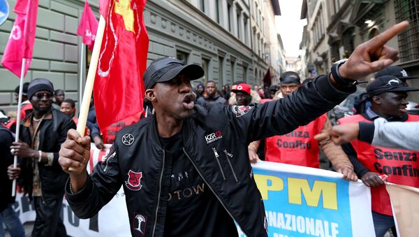 Marcha antirracista en memoria del senegalés asesinado en Florencia, Italia Marcha antirracista en memoria del senegalés asesinado en Florencia, Italia - Sputnik Mundo