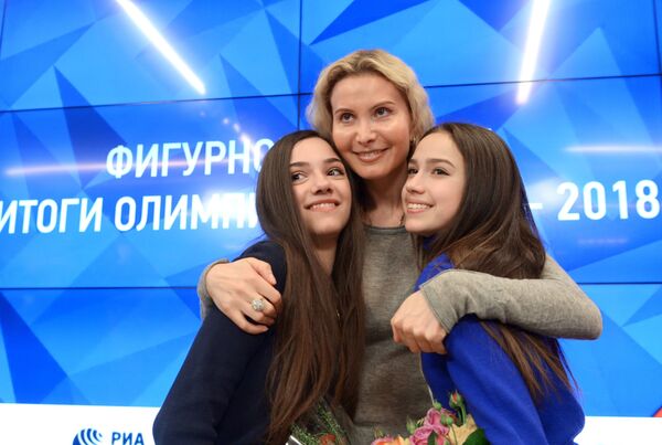 Una patinadora prodigio rusa de 13 años, la primera en culminar dos saltos de cuatro giros (vídeo) - Sputnik Mundo