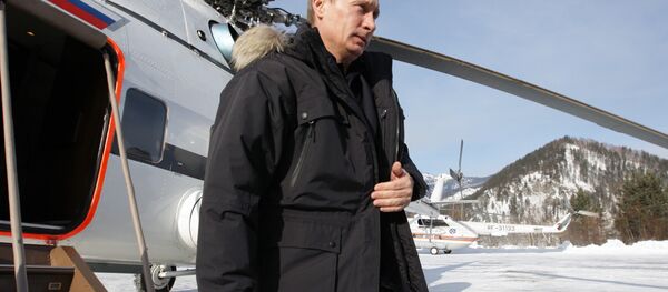 Presidente de Rusia, Vladímir Putin, saliendo del helicóptero (archivo) - Sputnik Mundo