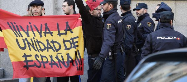 La policía española monta guardia junto a dos hombres con banderas españolas que dicen Viva la unidad de España La policía española monta guardia junto a dos hombres con banderas españolas que dicen Viva la unidad de España - Sputnik Mundo